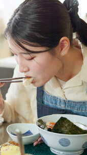 餐厅，拉面和日本女人用面条吃饭，午餐和晚