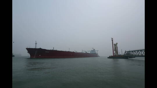 天津港口 货轮边排水边停靠码头
