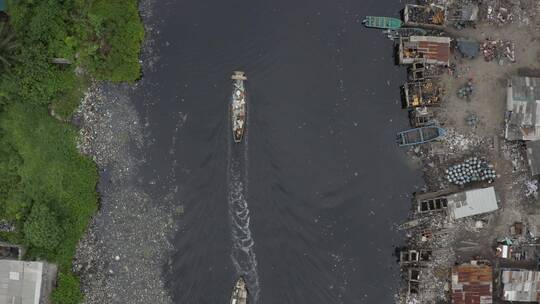 行驶在污染的河流上的船只航拍景观视频素材模板下载