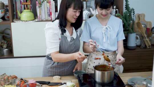 妈妈和女儿烹饪和尝试的食物