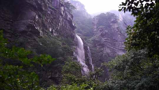 森林高山流水瀑布山水自然风景山峰岩石流水