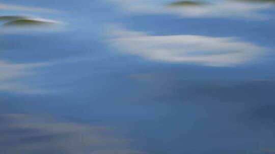 波纹荡漾的水面