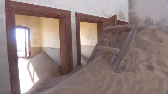 一座废弃的屋子里堆满了沙子