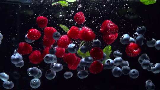 草莓入水、水果入水视频素材模板下载
