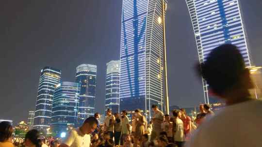 江苏苏州金鸡湖景区东方之门夜晚夜景人流唯