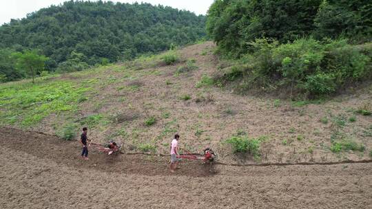 农村农民旋耕机耕地 乡村耕地 农田种植