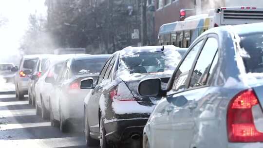 冬季堵在路上的汽车视频素材模板下载