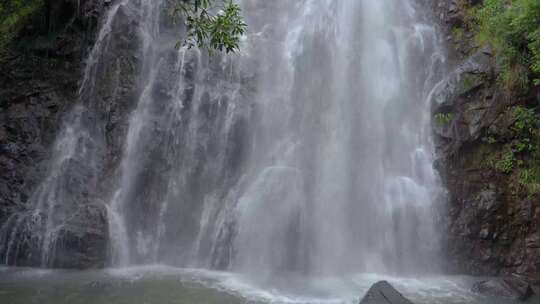 瀑布山泉水流