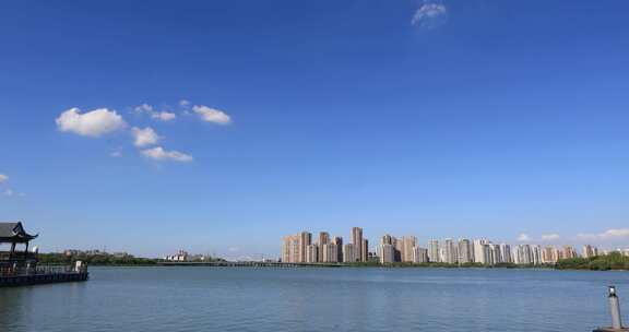 蓝天下苏州美丽金鸡湖城市远景