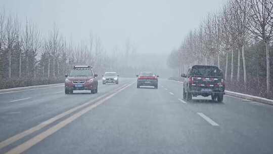 冬天开车在路上初雪在路上飞舞