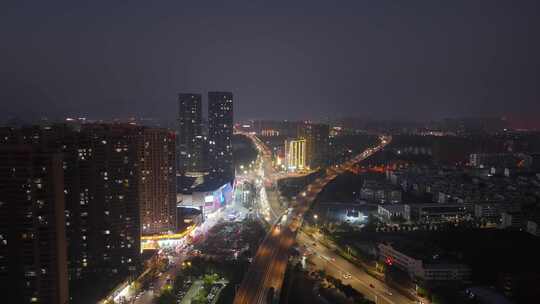 城市高楼与道路夜景俯瞰