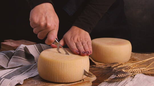 用刀切割奶酪块