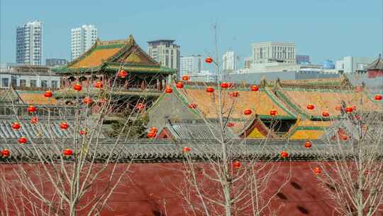 沈阳故宫建筑群凤凰楼墙外城市建筑