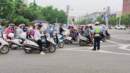 上下学家长接送学生视频素材模板下载