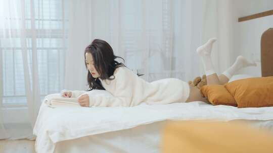 女性在床上看书