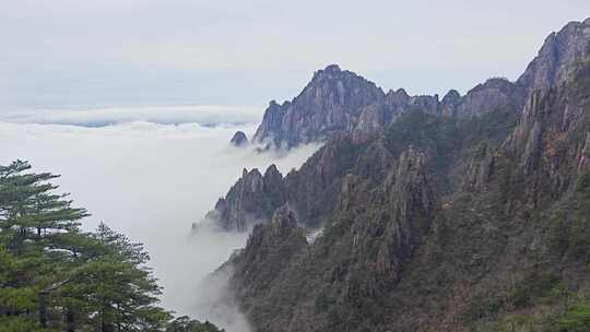 黄山云海缭绕的山峦景色