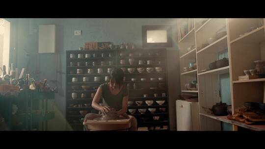 在陶瓷作坊制作陶器的女人视频素材模板下载
