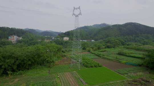 田野中的高压输电塔