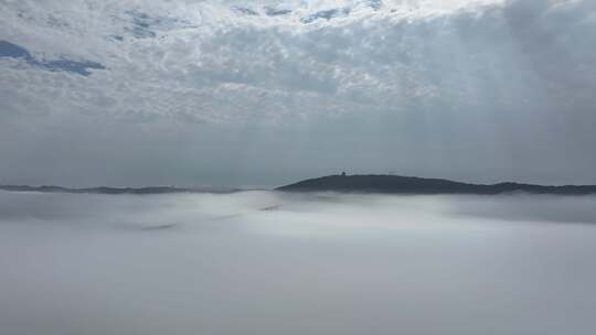 云海覆盖下的山峦风景