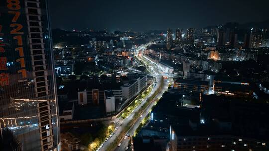 城市夜景深圳龙岗夜晚亮丽的道路汽车视频