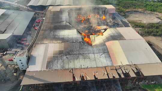 火灾严重的大型工业设施。