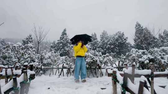 华顶雪幕：镜头推进，雪花纷飞中的女孩拍照