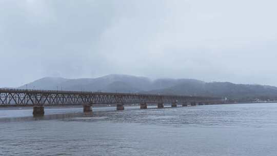 杭州钱塘江大桥雨天风景延时