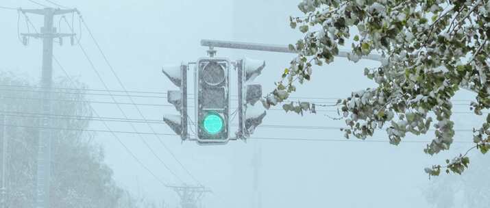 大雪红绿灯信号灯马路车辆行人风雪冬季寒潮
