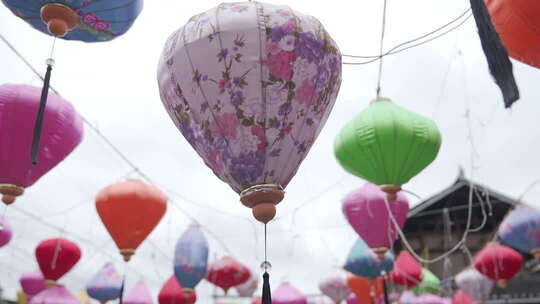 悬挂的多彩传统灯笼