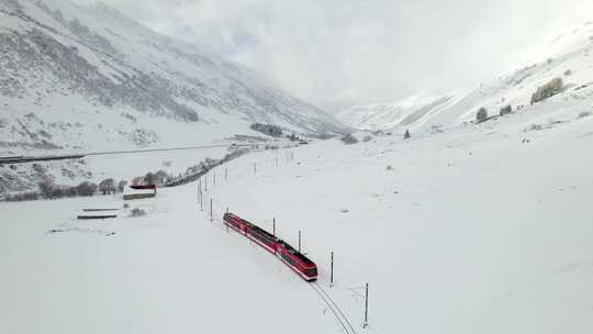 瑞士的雪地列车曾将乘客和滑雪者运送到滑雪