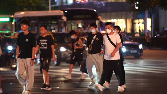 城市行人脚步匆匆-走路脚步近景视频素材模板下载