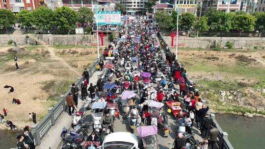 电动车拥堵车辆堵车车来车往城镇上下班人群