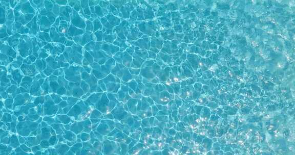 游泳池里蓝色反光的水