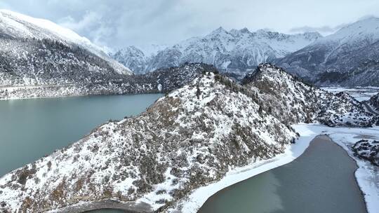 西藏昌都然乌湖和雪山雪地森林湖泊雪景航拍