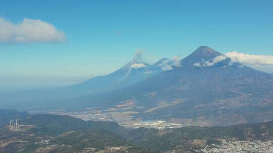 爆炸活动火山冒烟