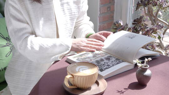 在家喝着咖啡安静的看书享受阳光