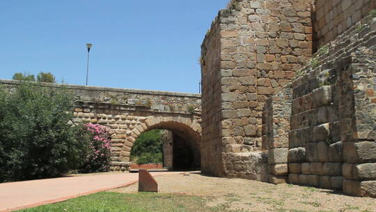 梅里达的罗马墙和拱桥