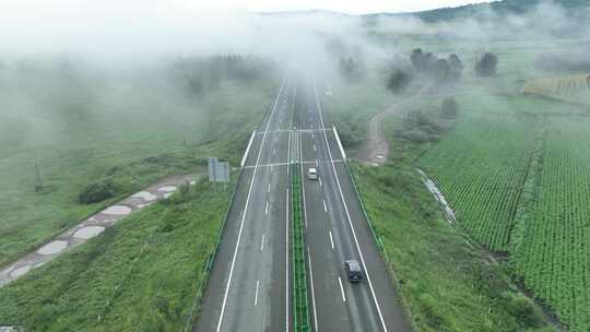 航怕大兴安岭晨雾高速公路行驶的汽车