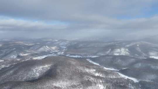 冷空气迷漫的寒冬山林雪景