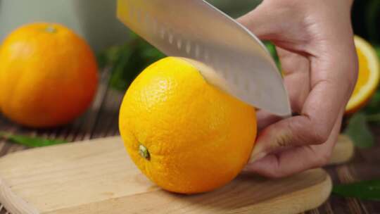 桌上切开的新鲜橙子