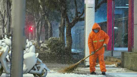 大雪纷飞下扫雪的环卫工人2