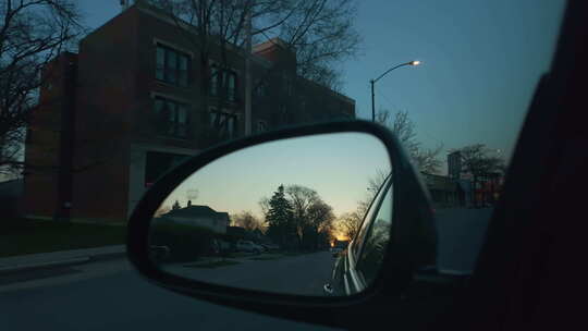 太阳反射在汽车后视镜中汽车后视镜的傍晚时