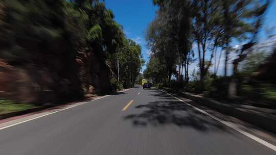 大范围延时自驾游行驶在海岛的公路上视频素材模板下载