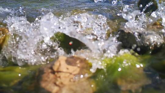海水打在石头上溅起的浪花视频素材模板下载