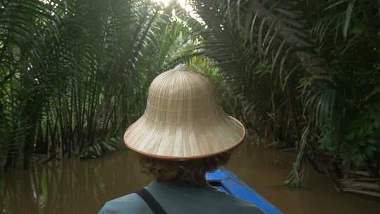 湄公河三角洲地区的乘船旅行，越南南部的本特雷。戴着越南帽子的游客