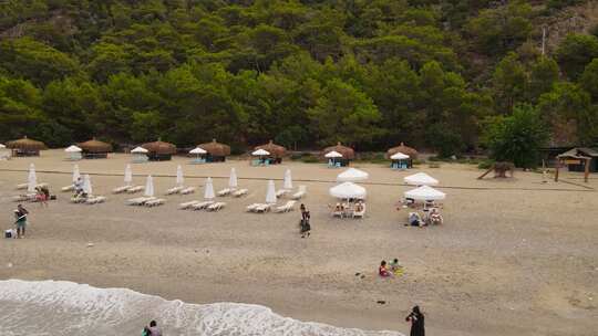 土耳其奥卢代尼兹海滩基德拉克天堂海滩上空的快速无人机飞行