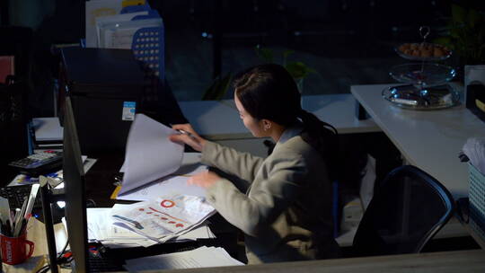 在办公室加班的商务女士