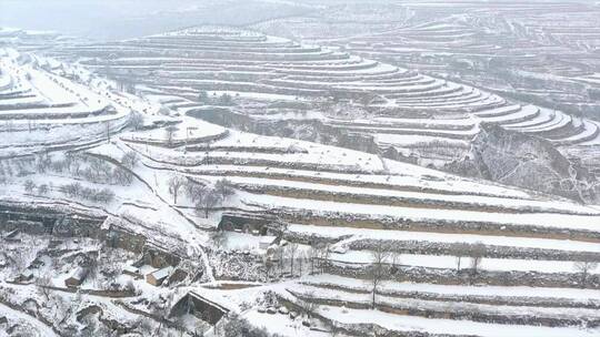 黄土高原雪山梯田