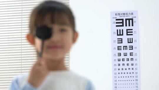 可爱的小女孩测试视力视频素材模板下载