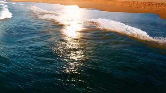 海边夕阳下的海浪与沙滩